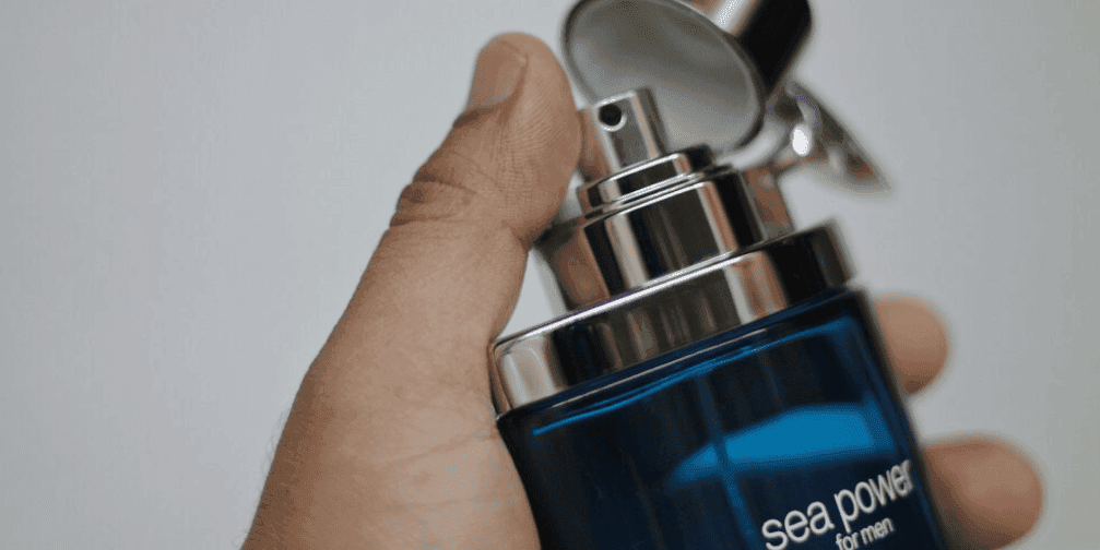 En iyi erkek parfümleri - elinde parfüm