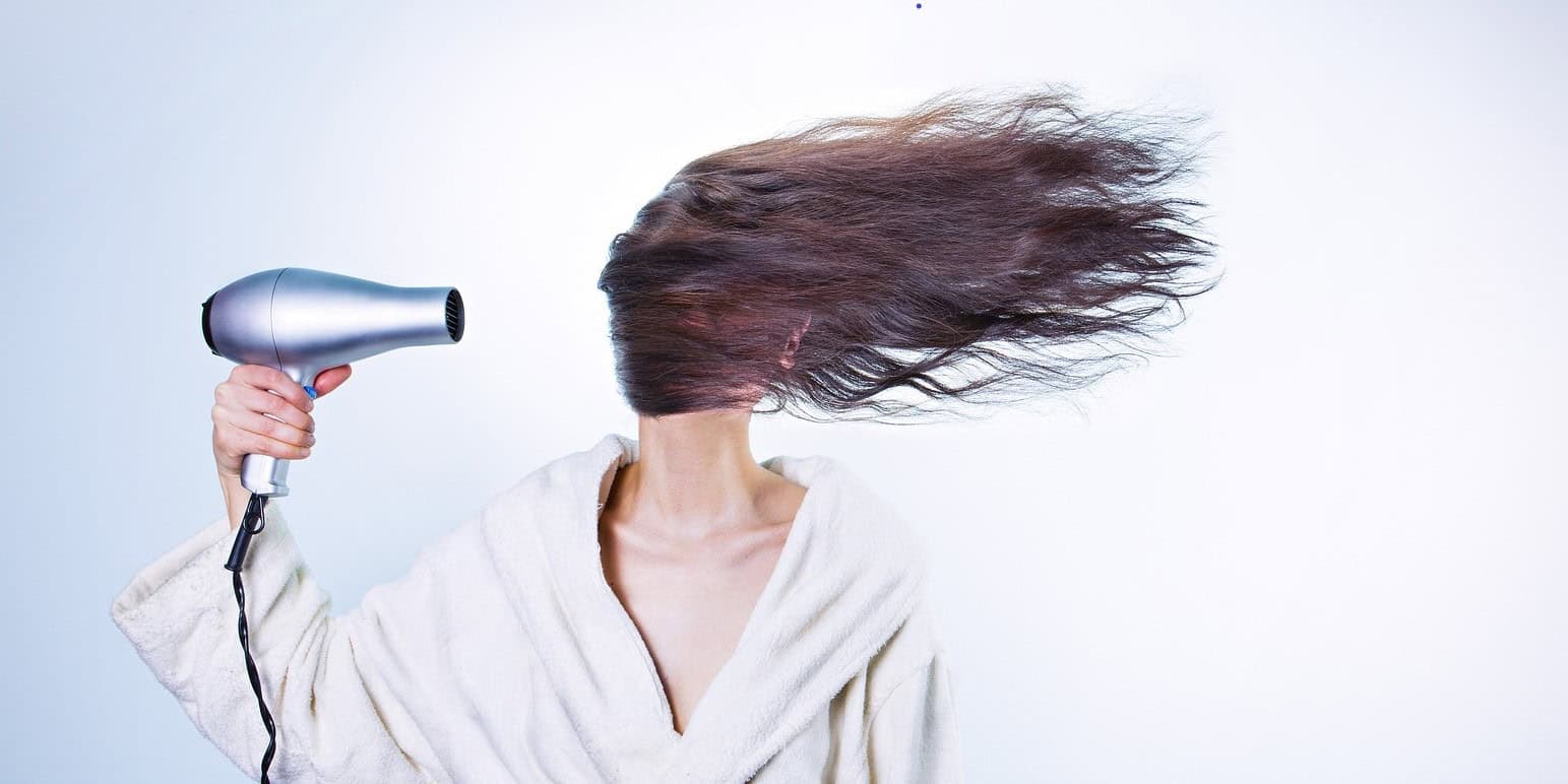 Saç kurutma makinesi - kadın saçını kurutuyor