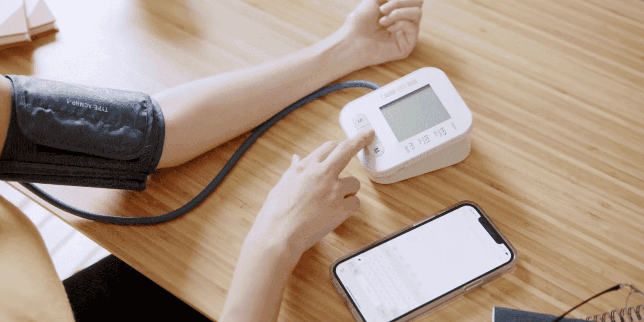 Tansiyon aletleri - bir kadın basıncı ölçer